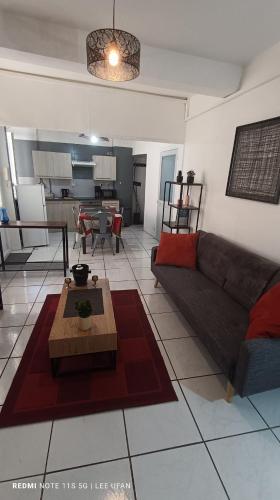 un salon avec un canapé et une table dans l'établissement Au cœur de Narbonne, à Narbonne