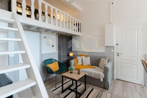 - un salon avec un canapé et une mezzanine dans l'établissement Studio de Charme CLS Deauville, à Deauville