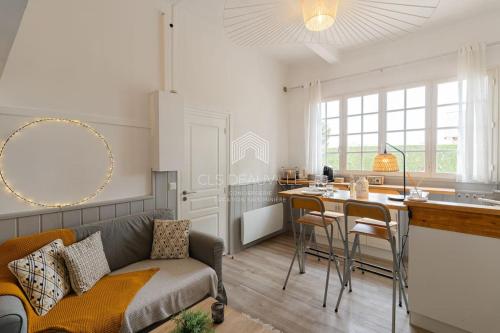 un salon avec un canapé et une table dans l'établissement Studio de Charme CLS Deauville, à Deauville