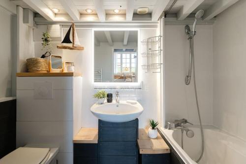 une salle de bain avec un lavabo, une baignoire et des toilettes dans l'établissement Studio de Charme CLS Deauville, à Deauville