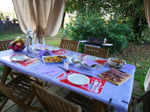 a blue table with food on top of it at CLAUDIA VACANZA TOSCANA - Appartamento Melograno -10 min da Siena in Sovicille