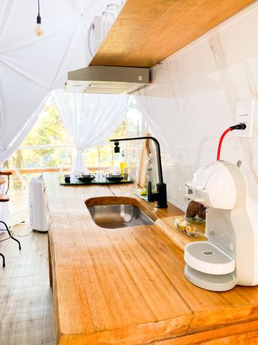Η κουζίνα ή μικρή κουζίνα στο La Cupula, Hotel Bolha em Urubici, Sob o Encanto de um Domo Geodésico, Glamping