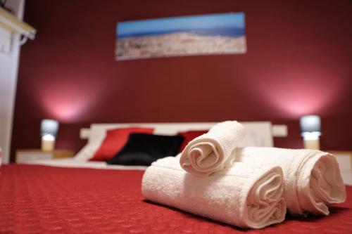 a pile of towels sitting on top of a bed at A casa di Stefy in Trapani