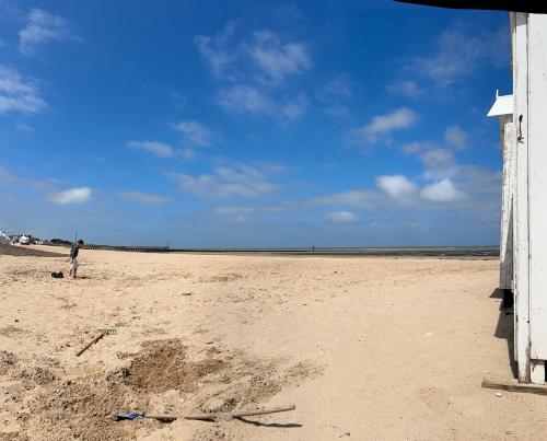 Photo de la galerie de l'établissement Appartement vue sur mer courseulles, à Courseulles-sur-Mer