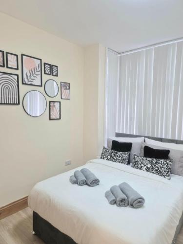 Letto o letti in una camera di Rooms in Manchester 6 minutes Drive to Victoria Station