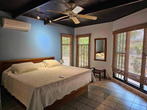 Ένα ή περισσότερα κρεβάτια σε δωμάτιο στο 2 bedroom beachside villa