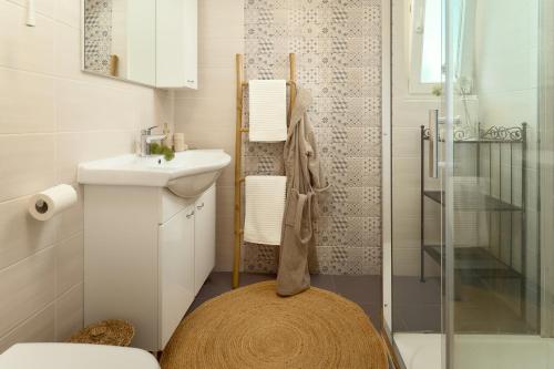 un bagno con wc, lavandino e doccia di Villa Hvar with pool a Vrboska (Verbosca)