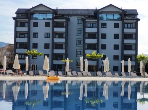 un hotel con piscina frente a un edificio en Apartmani Martenovic, en Vrnjačka Banja