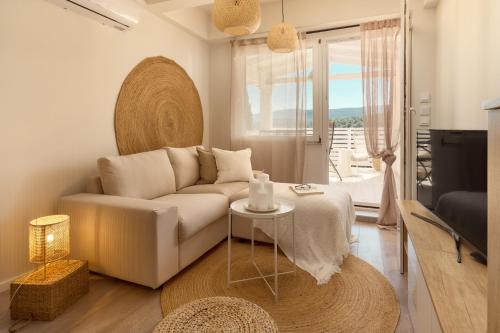 un soggiorno con un divano bianco e un tavolo di Villa Hvar with pool a Vrboska (Verbosca)