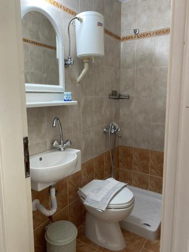 łazienka z toaletą, umywalką i wanną w obiekcie Ξενοδοχειο Julietta w mieście Patitiri