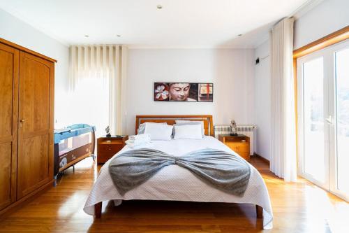 a bedroom with a large bed with a large window at Casa Monte Beira Rio in Touguinho