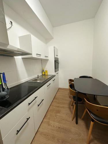 Köök või kööginurk majutusasutuses 2Schlafenzimmer 5Betten Montuerwhonung