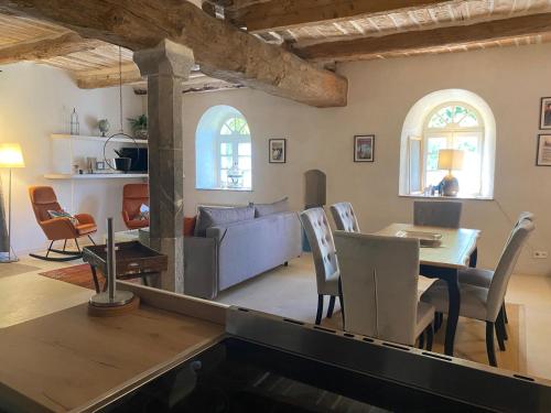 un salon avec une table et un canapé dans l'établissement Orangerie de Cardet - Apartment Le Mandarinier, à Cardet