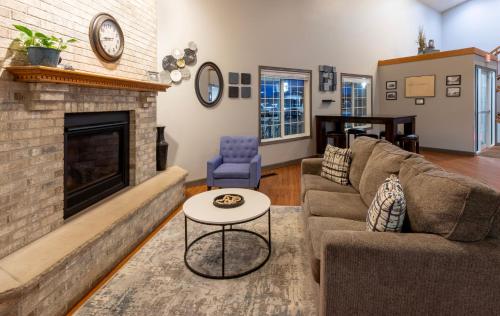Χώρος καθιστικού στο Paynesville Inn & Suites