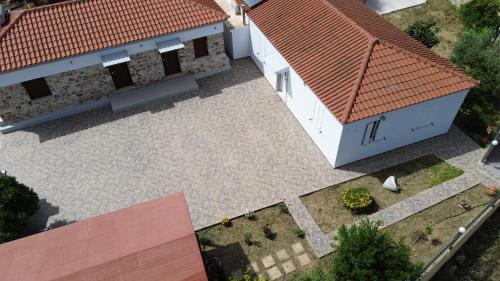 Το κτήριο όπου στεγάζεται  the country house