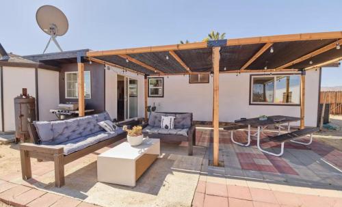 Posezení v ubytování Twin Palms Desert Getaway - Jacuzzi, Fire pit, Meditation room & more