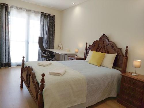 Postel nebo postele na pokoji v ubytování Quartos com casa de banho privada perto da Malveira