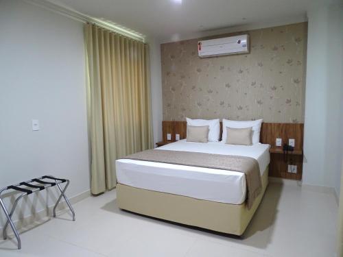 una camera con un grande letto di Bitti Hotel a Aracruz