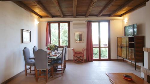 Capalbio - Retreat في كابالبيو: غرفة معيشة مع طاولة طعام وكراسي
