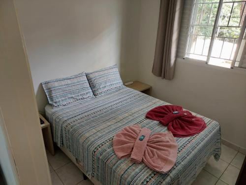 una camera da letto con un letto con due archi sopra di Flat Pé de Mamão a Campinas