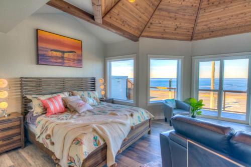 デポー・ベイにあるWhale Watching From This Studio In Depoe Bay -Spouting Horn Oneの海の見えるベッドのある寝室