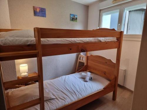 Cette petite chambre dispose de 2 lits superposés et d'une fenêtre. dans l'établissement Le ruisseau du Bâmont - Quiet Area, Near Trails, à Saulxures-sur-Moselotte