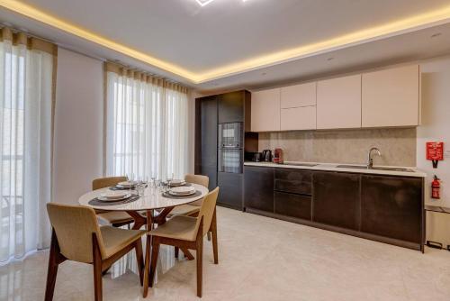 Кухня или мини-кухня в Minerva Suites By Homely
