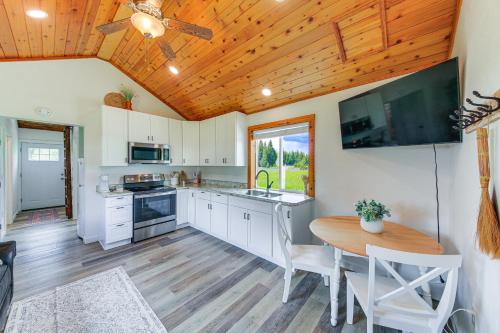 Η κουζίνα ή μικρή κουζίνα στο Peaceful Bonners Ferry Cabin with Deck and Mtn Views!