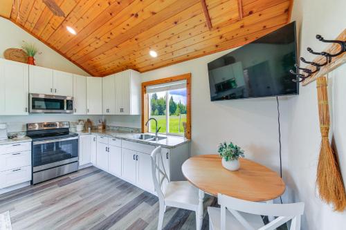 Η κουζίνα ή μικρή κουζίνα στο Peaceful Bonners Ferry Cabin with Deck and Mtn Views!