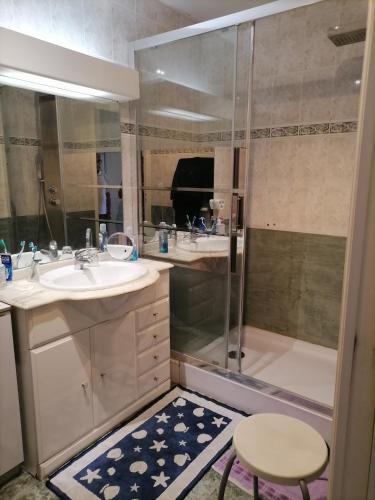 une salle de bain avec deux lavabos et une douche dans l'établissement Plein soleil et plage, à Fréjus