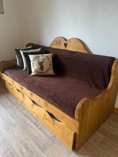 a bed made out of a wooden frame at Résidence Ecrin d'Huez-1ch-5pers-Les Bergers-Alpe d'huez in L'Alpe-d'Huez