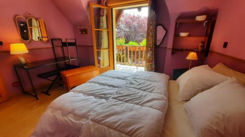 une chambre avec un grand lit et une fenêtre dans l'établissement Maison de campagne près d'un plan d'eau et des belles forêts !, à Pargny-Filain