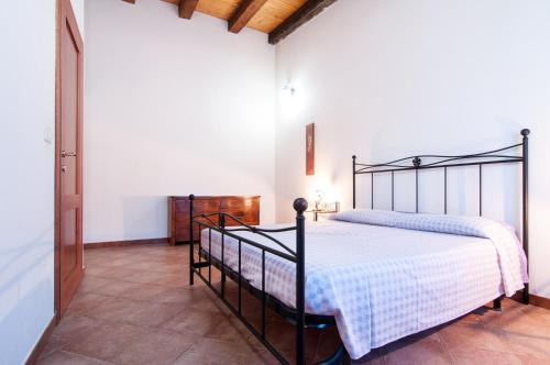 a bedroom with a black bed in a room at Le Case Al Quadrato in Siracusa