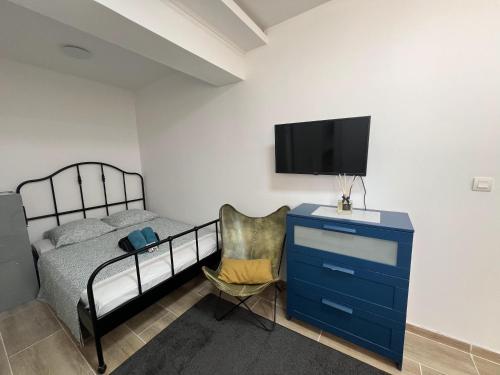 une chambre avec un lit et une commode avec une télévision dans l'établissement Villa Prestige Soleil & 2 plage, à Nice