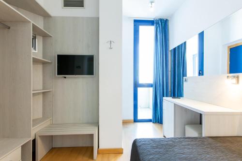 Una televisión o centro de entretenimiento en Hotel Baltic Riccione-Fronte Mare