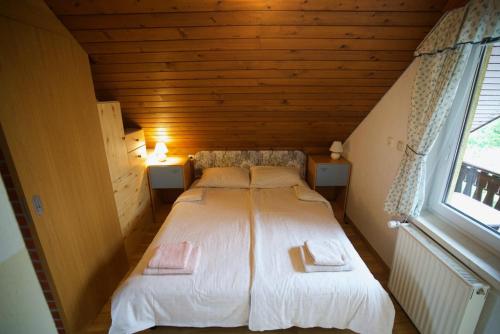 Tempat tidur dalam kamar di Apartma Gracner