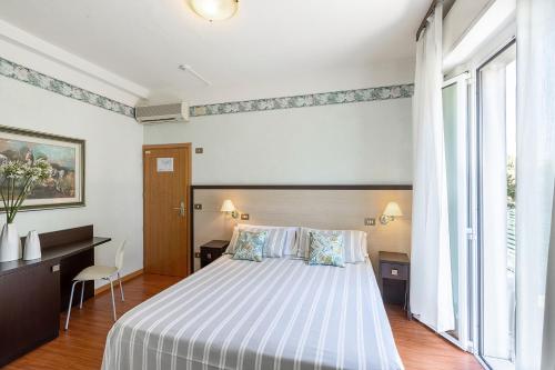 Postel nebo postele na pokoji v ubytování Hotel Adriatica con Piscina