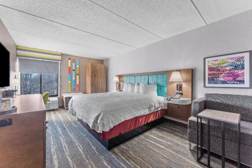 Habitación de hotel con cama y sofá en Hampton Inn Cleveland-Westlake en Westlake