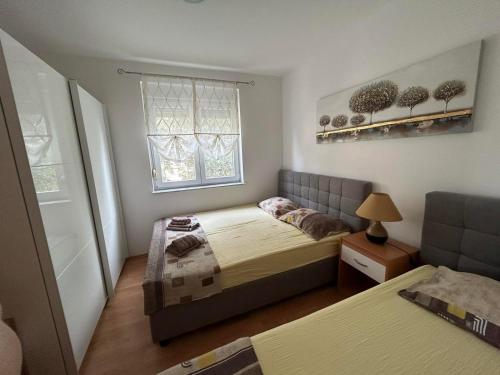una piccola camera con letto e finestra di Belvedere a Medulin