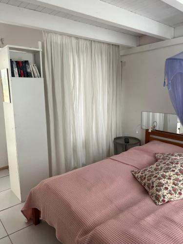 une chambre avec un lit avec une couverture rouge et une fenêtre dans l'établissement Helles freundliche Ferienhaus für Naturisten FKK auf Korsika, à Linguizzetta