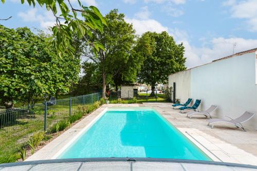 une piscine dans l'arrière-cour d'une maison dans l'établissement Gite Les Mouettes, à Marennes