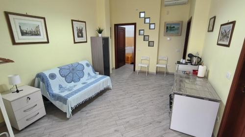 Stanze Azzurre في بيلباسو: غرفة نوم بسرير وخزانة وطاولة