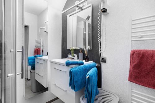a bathroom with two sinks and a mirror at Appartement am Kirnbergsee in Bräunlingen