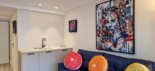 un salon avec un canapé et un tableau au mur dans l'établissement Juan 4 prs, clim, 300m plage, piscine, parking, à Antibes