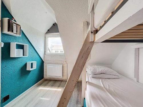 a small bedroom with a bunk bed and blue walls at Escapade marine a carnac Maison 4 personnes toute équipée, au calme entre plage et ville in Carnac