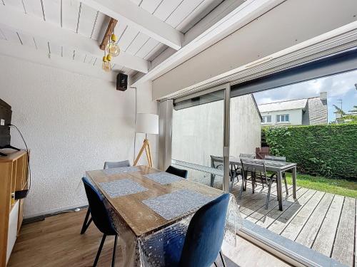 une salle à manger avec une table et une grande fenêtre dans l'établissement Escapade marine a carnac Maison 4 personnes toute équipée, au calme entre plage et ville, à Carnac