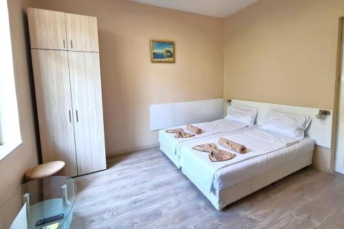 En eller flere senge i et værelse på Mateo Center