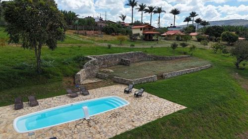 an aerial view of a swimming pool in a yard at Chalés Vila Carrancas - Unidade Centro in Carrancas