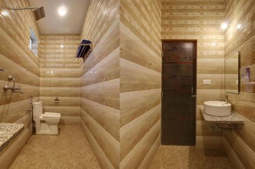 a bathroom with a toilet and a sink at Shelly's Hideout Inn in Calangute