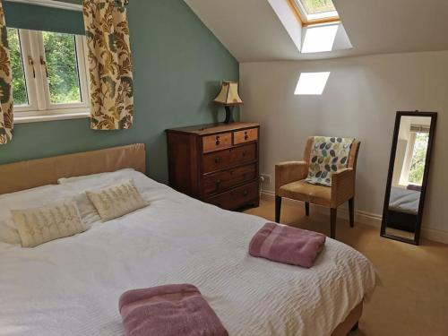 Ένα ή περισσότερα κρεβάτια σε δωμάτιο στο Stylish and cosy Brecon Beacons farmhouse